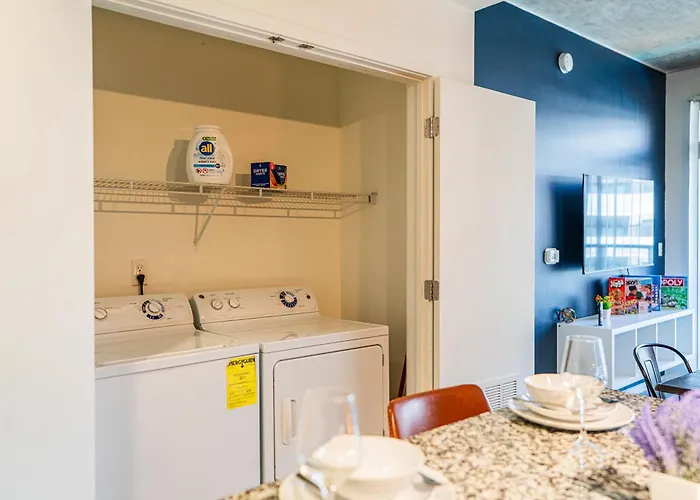 Homey 1bd - Downtown - Gym, Pool, Parking Apartment