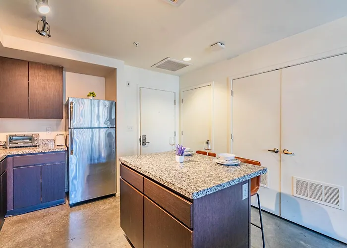 Homey 1bd - Downtown - Gym, Pool, Parking
