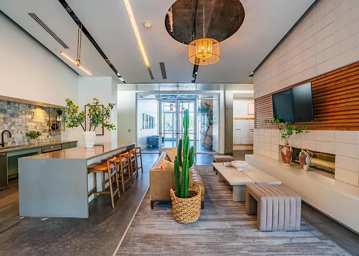 Homey 1bd - Downtown - Gym, Pool, Parking *