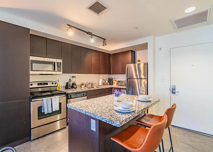 Homey 1bd - Downtown - Gym, Pool, Parking *