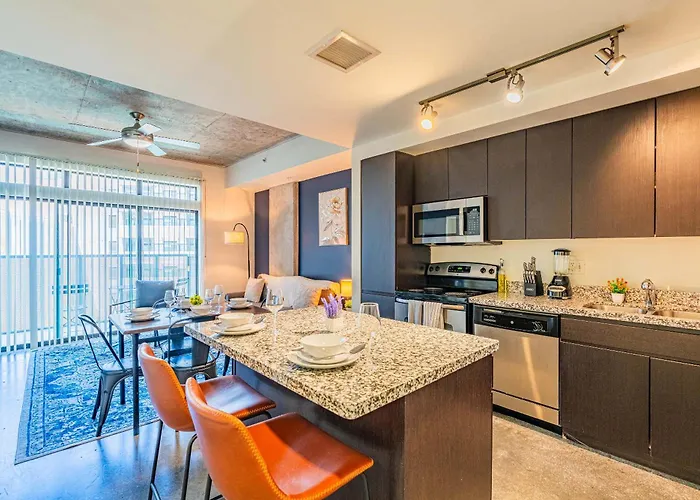 Homey 1bd - Downtown - Gym, Pool, Parking *