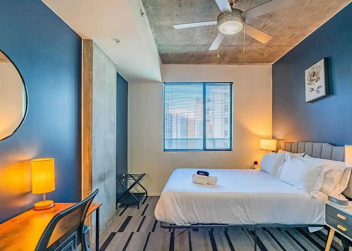 Homey 1bd - Downtown - Gym, Pool, Parking Apartment *